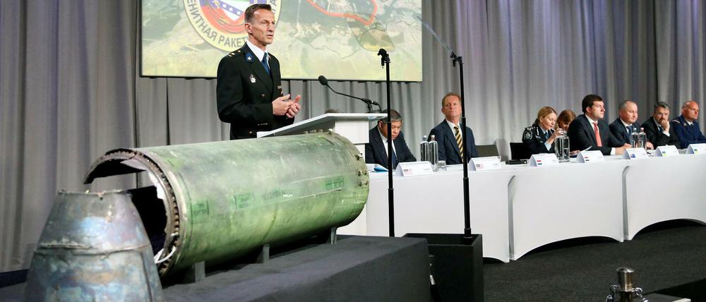 Ermittler präsentieren eine beschädigte Rakete.