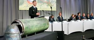 Ermittler präsentieren eine beschädigte Rakete.