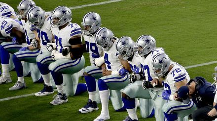 Knien während der Hymne ist in der NFL ab der neuen Saison verboten.