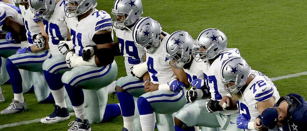 Knien während der Hymne ist in der NFL ab der neuen Saison verboten.