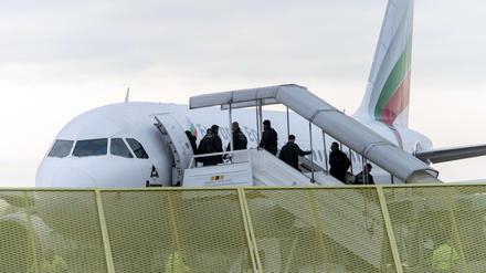 Abgelehnte Asylbewerber steigen in ein Flugzeug. 