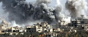 Rauch steigt nach dem Einschlag einer Rakete der syrischen Armee über Duma auf.
