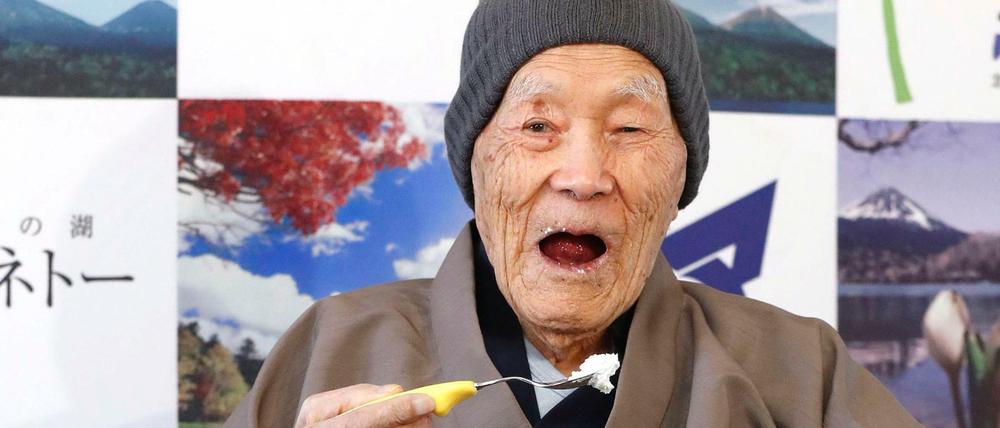 Masazou Nonaka isst Kuchen, nachdem er von Guiness World Records ein Zertifikat als ältester lebender Mann der Welt mit 112 Jahren und 259 Tagen erhalten hat.