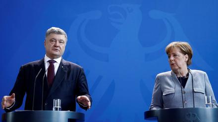 Bundeskanzlerin Angela Merkel (r) und der Ukrainische Präsident Petro Poroschenko in Berlin.