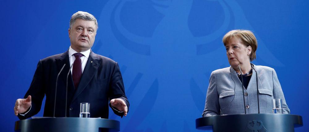 Bundeskanzlerin Angela Merkel (r) und der Ukrainische Präsident Petro Poroschenko in Berlin.