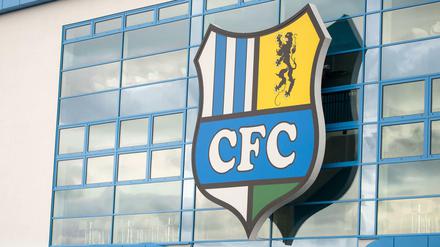 Nach dem FC Rot-Weiß Erfurt hat auch Fußball-Drittligist Chemnitzer FC einen Antrag auf Eröffnung eines Insolvenzverfahrens gestellt.