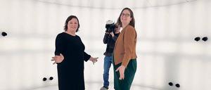 Schöne neue Welt. Die Fraktionsvorsitzenden der Grünen, Antje Kapek (l.) und Silke Gebel, im 3D-Videoraum. 