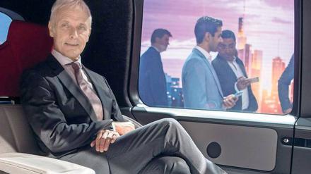 Zukunftsmusik. VW-Chef Müller in der autonom fahrenden Conceptstudie „Sedric“ im September 2017 auf der IAA in Frankfurt am Main. 