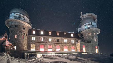 Sternwarte. Vom Hotel auf dem Gornergrat (links) lässt sich der Nachthimmel beobachten.