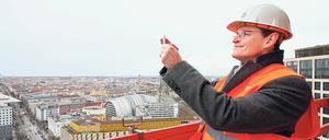 Gerade bekam Michael Müller ein Fleißbienchen der CDU bei den GroKo-Gesprächen, nun sticht er Bausenatorin Lompscher aus.
