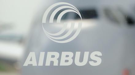 Hinter dem Logo des Flugzeughersteller Aibus ist am Airbus Standort das Cockpit eines "A380" zu sehen. 
