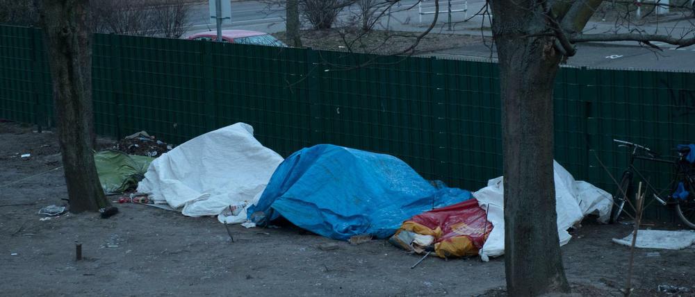 rObdachlose haben unweit des Ostbahnhofs in Berlin provisorische Zelte aufgebaut. Die Kälte ist für die Menschen auf der Straße eine besondere Herausforderung.