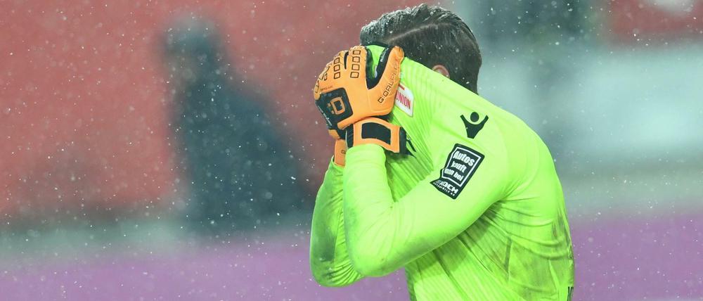 Ein Abend zum Vergessen: Unions Torwart Daniel Mesenhöler zieht sich das Trikot ins Gesicht. Lautern gewann 4:3.