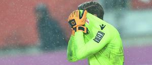 Ein Abend zum Vergessen: Unions Torwart Daniel Mesenhöler zieht sich das Trikot ins Gesicht. Lautern gewann 4:3.