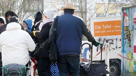 Anstehen fürs Essen. Weil der Andrang zu groß wurde, hat die Essener Tafel eine umstrittene Entscheidung getroffen. 