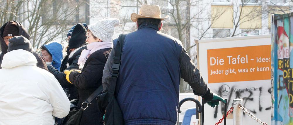 Anstehen fürs Essen. Weil der Andrang zu groß wurde, hat die Essener Tafel eine umstrittene Entscheidung getroffen. 