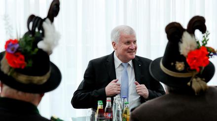 Horst Seehofer und eine Abordnung des Bundes der bayerischen Gebirgsschützen-Kompanien. (Archiv)
