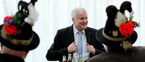 Horst Seehofer und eine Abordnung des Bundes der bayerischen Gebirgsschützen-Kompanien. (Archiv)