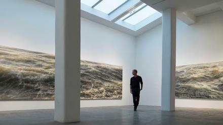 Der Maler Ran Ortner zwischen zwei seiner Werke.