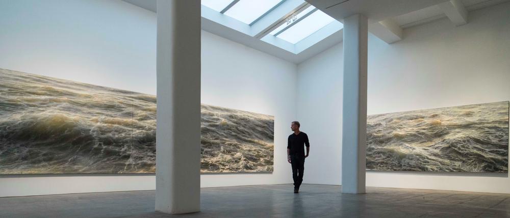 Der Maler Ran Ortner zwischen zwei seiner Werke.