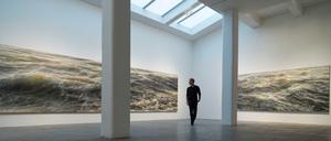Der Maler Ran Ortner zwischen zwei seiner Werke.