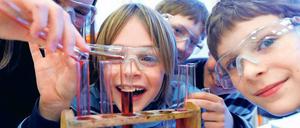 Grundschüler experimentieren im Labor.