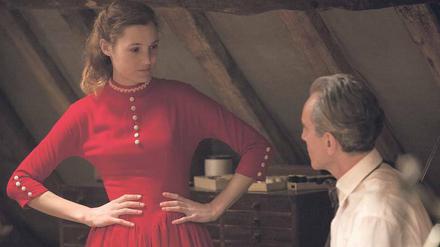 Die Frau des Modeschöpfer. Alma (Vicky Krieps) hat ihre Mittel und Wege, sich Reynolds (Daniel Day-Lewis) gefügig zu machen.