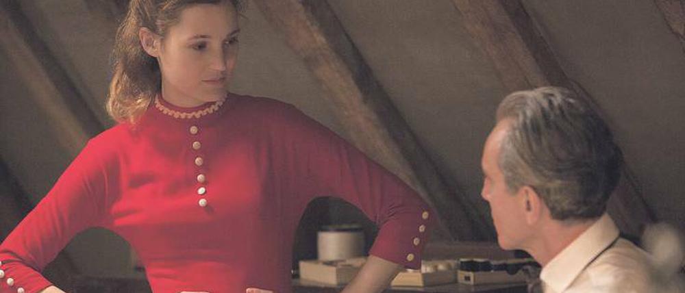 Die Frau des Modeschöpfer. Alma (Vicky Krieps) hat ihre Mittel und Wege, sich Reynolds (Daniel Day-Lewis) gefügig zu machen.