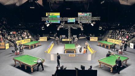 Einzigartig. Im Tempodrom wird an fünf Tischen gleichzeitig gespielt. Foto: Paul Zinken/dpa