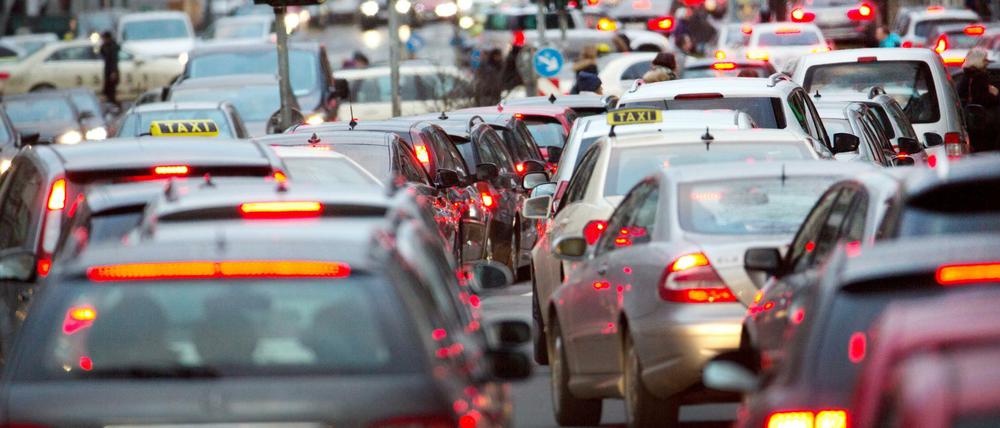Nach den Manipulationen der Autokonzerne drohen in mehreren deutschen Städten Fahrverbote für Diesel-Fahrzeuge.