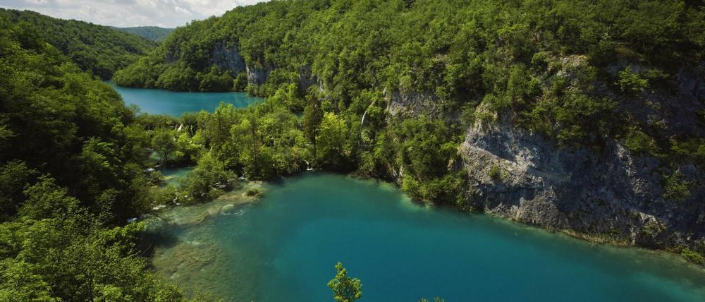 Bedrohte Bilderbuchlandschaft. Der Nationalpark Plitvicer Seen wird auch durch übermäßigen Tourismus immer mehr verschmutzt.