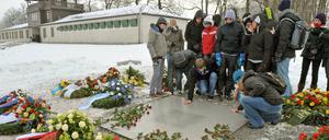 In der KZ-Gedenkstätte Buchenwald bei Weimar gedenken Schüler der Opfer des Nationalsozialismus.