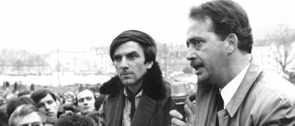 Anlässlich des 19. Bundesparteitages der FDP diskutiert Ralf Dahrendorf (2.v.r.) vom FDP-Bundesvorstand mit dem SDS-Chefideologen Rudi Dutschke (links erhöht) vor mehreren tausend Zuhörern in Freiburg.