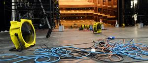 Gebläse stehen auf der Bühne der Deutschen Oper. 