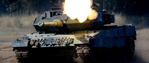 Begehrtes Exportgut: Kampfpanzer vom Typ Leopard 2 während einer Bundeswehr-Übung in Munster (Niedersachsen).