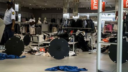 Nach der umstrittenen Werbekampagne wurden H&amp;M-Filialen in Südafrika gestürmt und verwüstet.