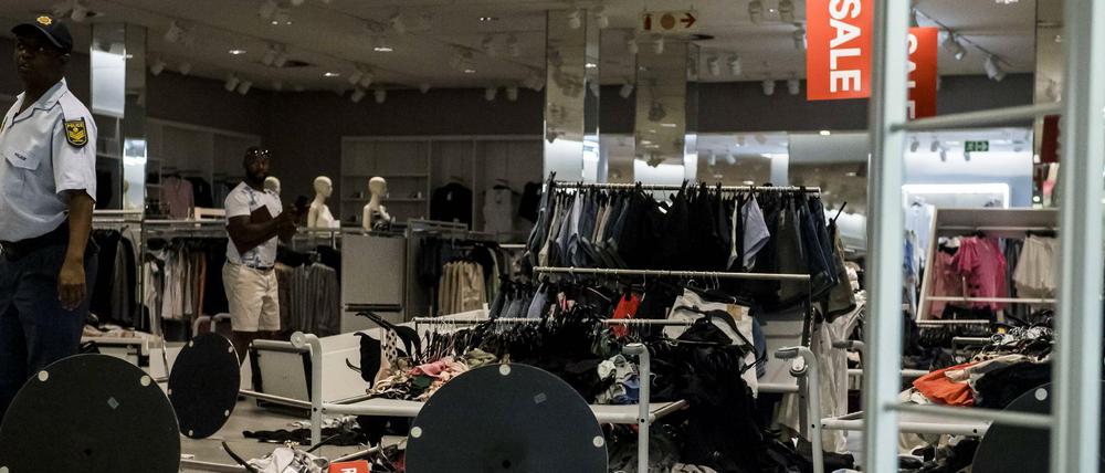 Nach der umstrittenen Werbekampagne wurden H&M-Filialen in Südafrika gestürmt und verwüstet.