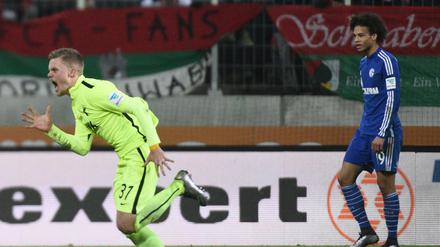 Augsburgs Philipp Max (l) jubelt neben Leroy Sané von Schalke.