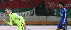 Augsburgs Philipp Max (l) jubelt neben Leroy Sané von Schalke.