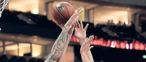 In der Zange. Kresimir Loncar (Mitte) war einer der Alba-Profis, die sich noch am ehesten gegen die Niederlage stemmten.