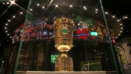 Objekt der Begierde. Am Dienstagabend spielen acht Teams um den Viertelfinal-Einzug im DFB-Pokal (hier zu sehen im DFB-Museum in Dortmund).