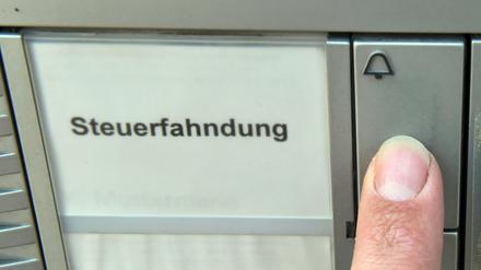 Etlichen deutschen Banken drohen Razzien wegen dubioser Aktiengeschäfte vorbei am Fiskus.