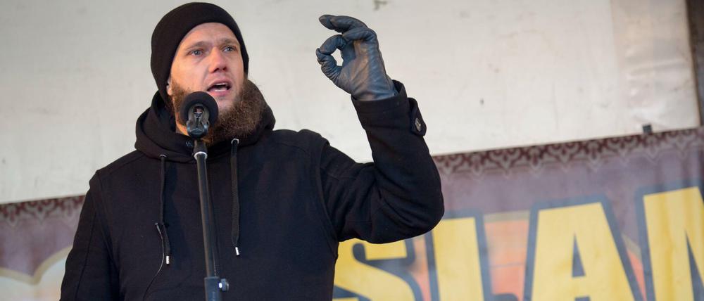 Der Islam-Prediger Sven Lau, alias Abu Adam spricht auf einer Kundgebung in der Flughafenstrasse in Berlin Neukölln vor mehreren hundert Muslimen als Vorredner von Pierre Vogel.