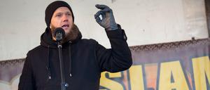 Der Islam-Prediger Sven Lau, alias Abu Adam spricht auf einer Kundgebung in der Flughafenstrasse in Berlin Neukölln vor mehreren hundert Muslimen als Vorredner von Pierre Vogel.
