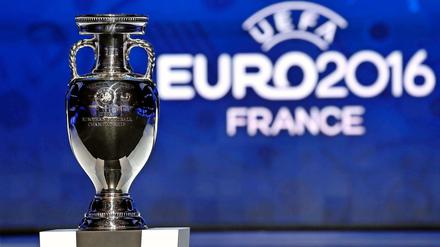 Schön ist er... vielleicht nicht, aber viele wollen ihn haben. Den EM-Pokal.