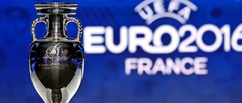 Schön ist er... vielleicht nicht, aber viele wollen ihn haben. Den EM-Pokal.
