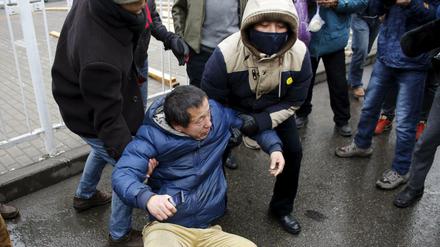 Sicherheitsbeamte in Zivil gehen gegen Anhänger des Menschenrechtsanwalts Pu in der Nähe des Gerichtsgebäudes in Peking vor. 