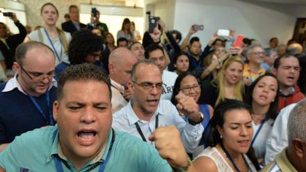Anhänger des Oppositionsbündnisses "Mesa de la Unidad Democrática" (MUD) feiern den Wahlsieg in Venezuela.