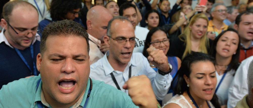 Anhänger des Oppositionsbündnisses "Mesa de la Unidad Democrática" (MUD) feiern den Wahlsieg in Venezuela.