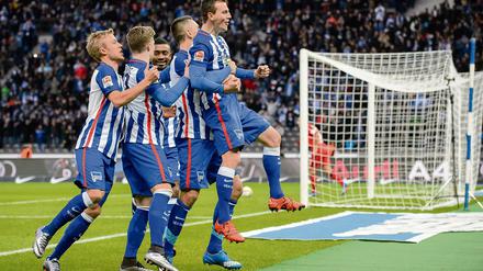 Berliner Polonäse. Hertha feiert Vladimir Darida, den Torschützen zum 1:0 gegen Leverkusen. 